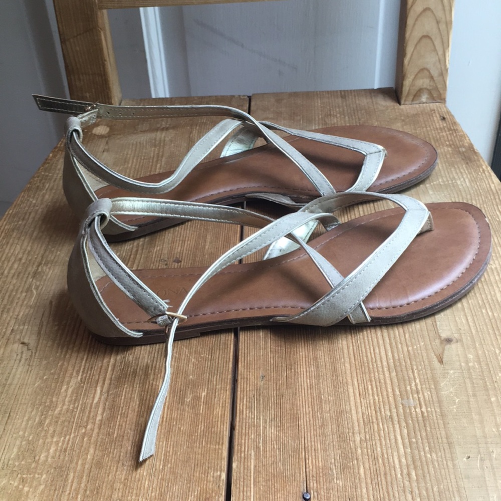 Cute flat sandals in nude/gold